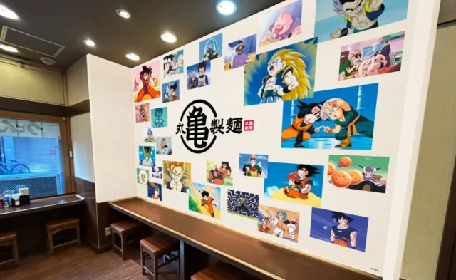 期間限定丸亀製麺新宿御苑前店の壁面キャラクター装飾
