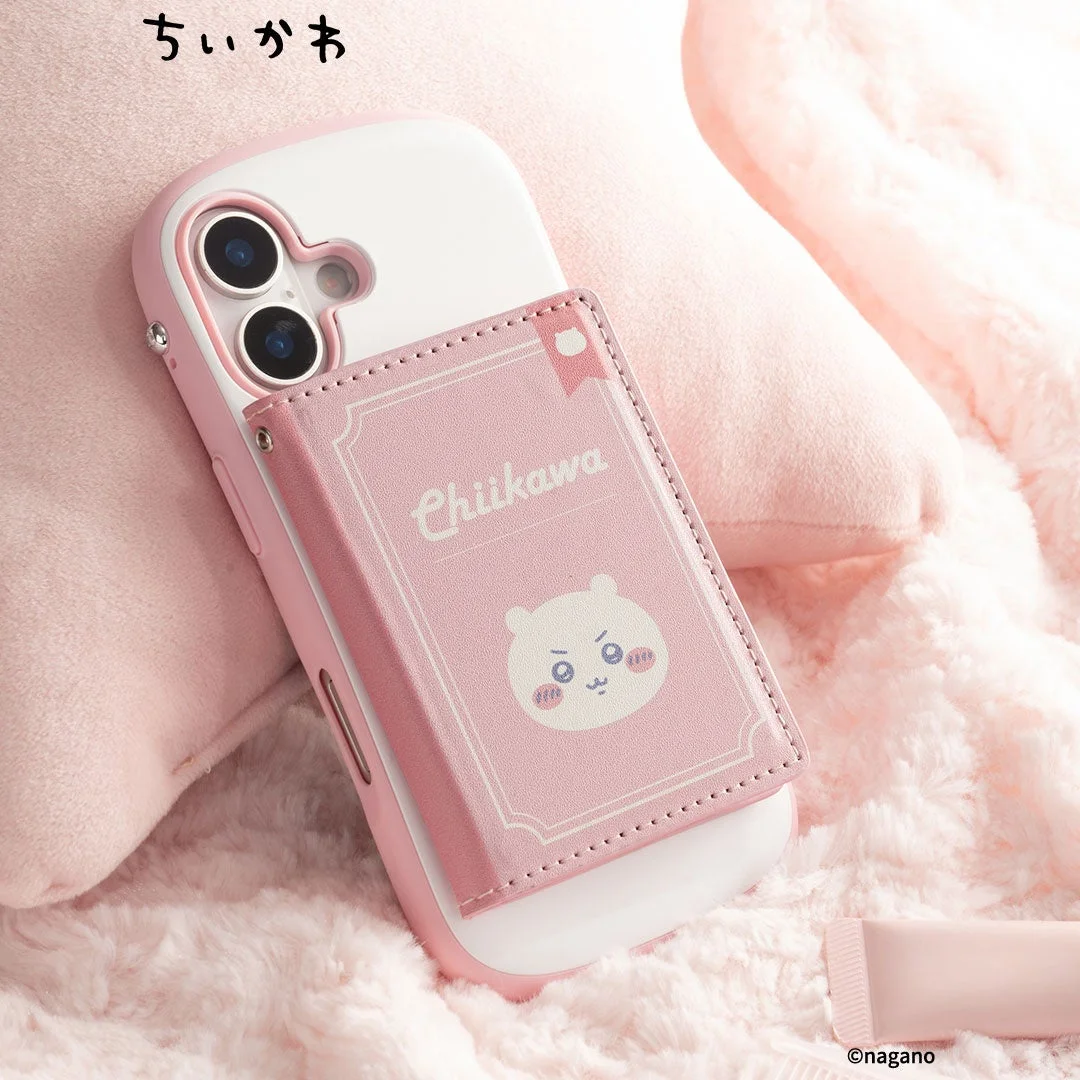 ちいかわデザインのMagSafe対応カードウォレットを装着したiPhone