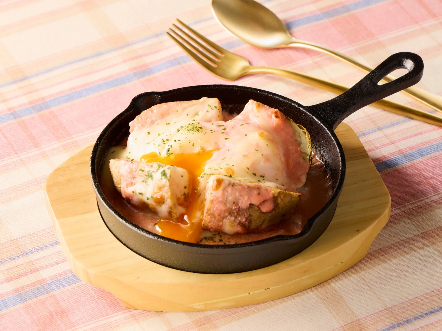 ココスのまるごとポテトと温玉の明太子チーズ焼き