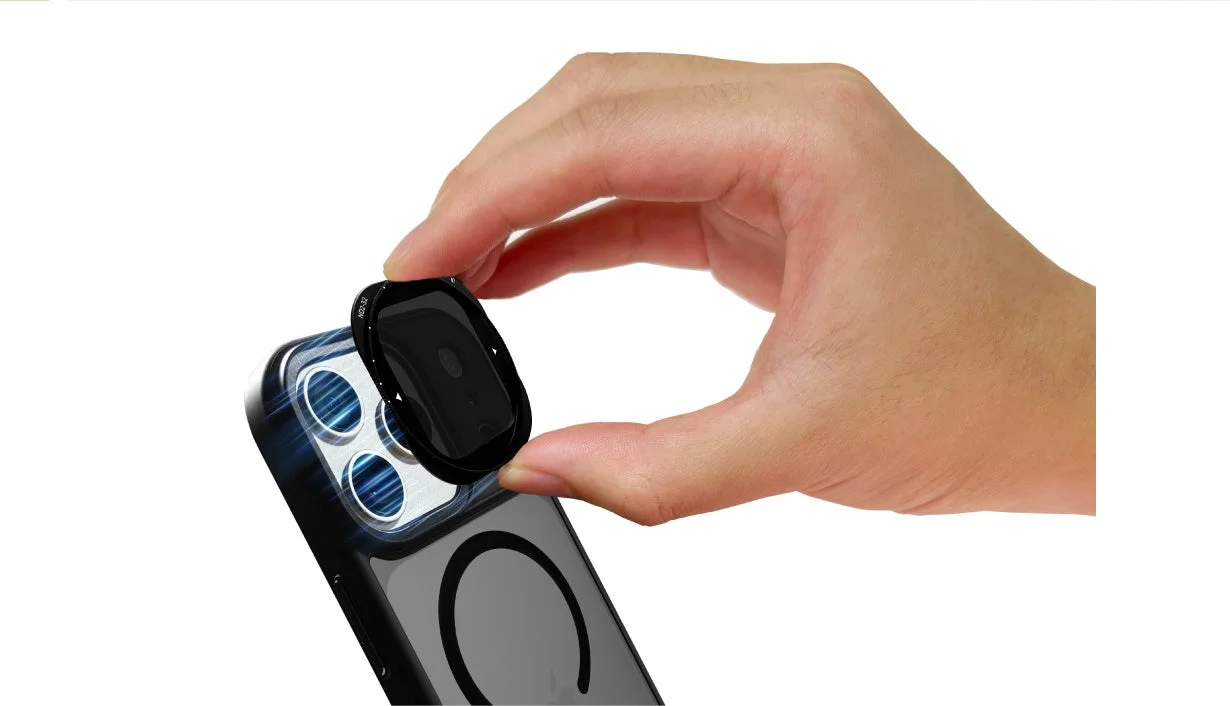 SnapClick IIのフィルターをiPhoneケースに手で着脱している様子。