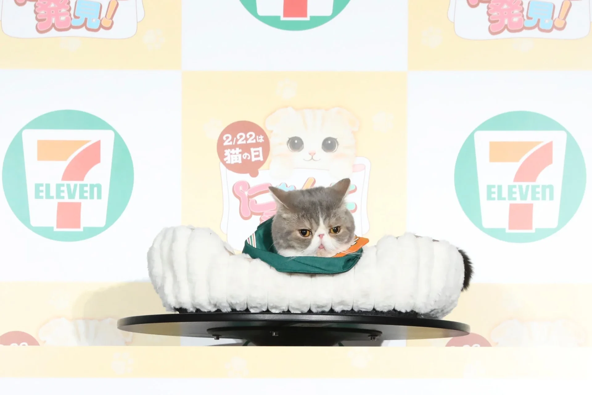 セブン-イレブンの制服をモチーフにした衣装のねこ店長ポセイドンくん