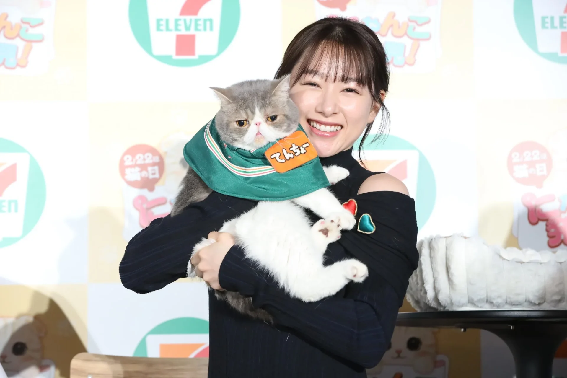 ねこ店長ポセイドンくんを抱きかかえ、満面の笑みを見せる桜井日奈子さん