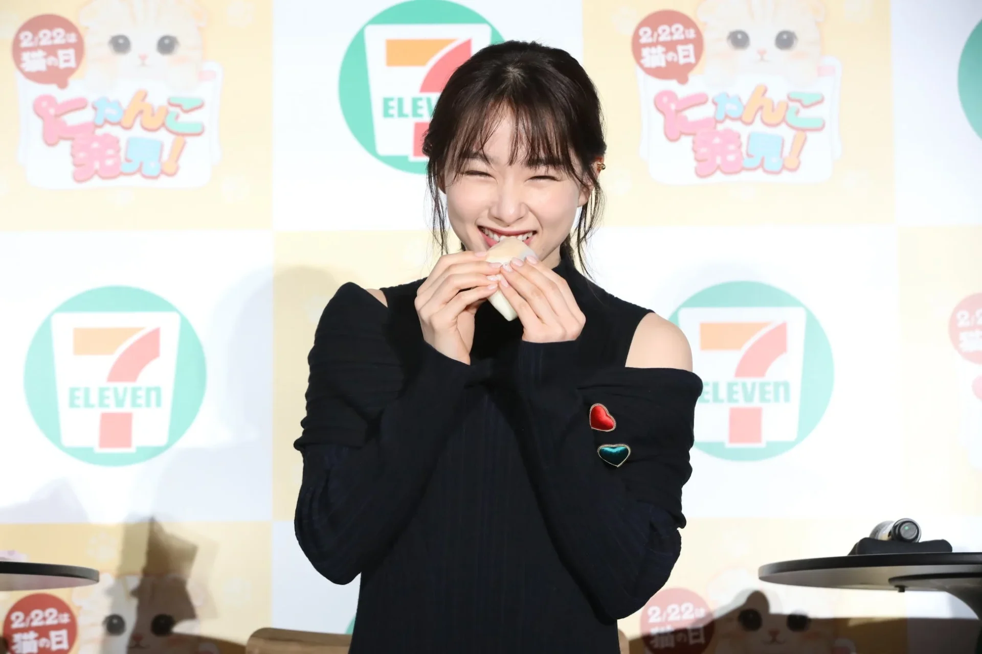 猫モチーフのパンを試食し、笑顔を見せる桜井日奈子さん