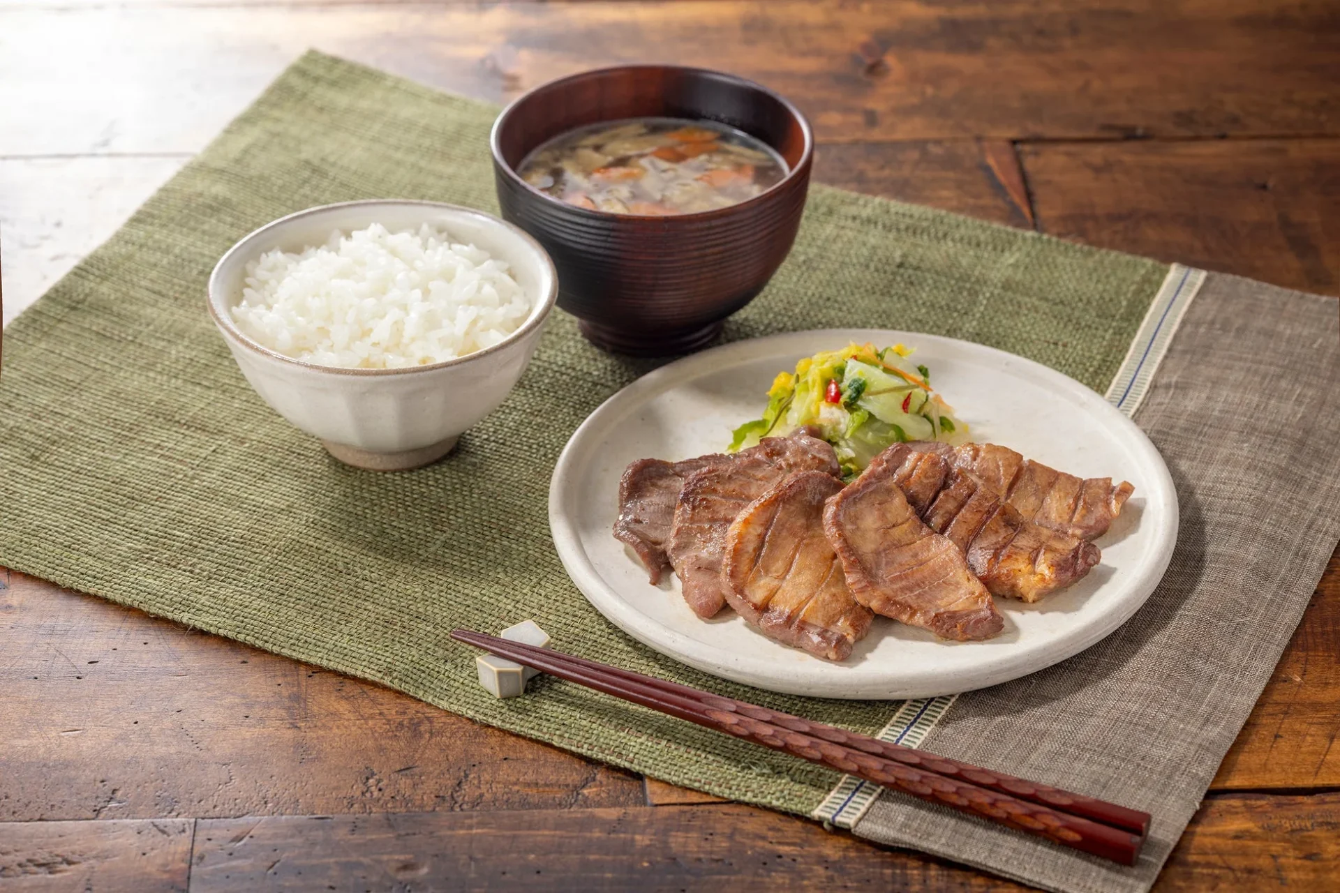 吉野家 冷凍牛たんの定食。ご飯、味噌汁、付け合わせと共に。