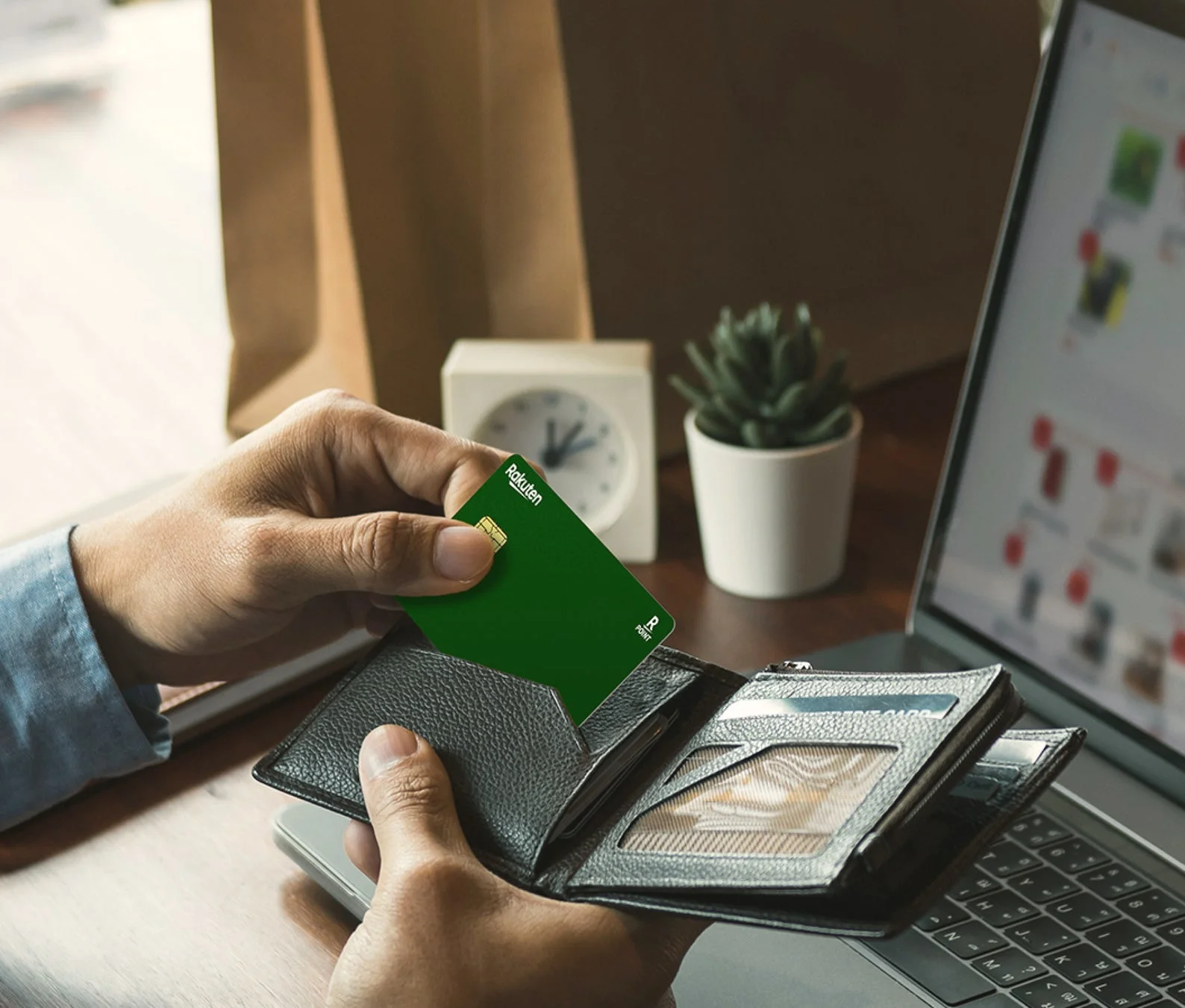 ダークグリーンの楽天カードを財布に入れるビジネスシーンでの使用イメージ
