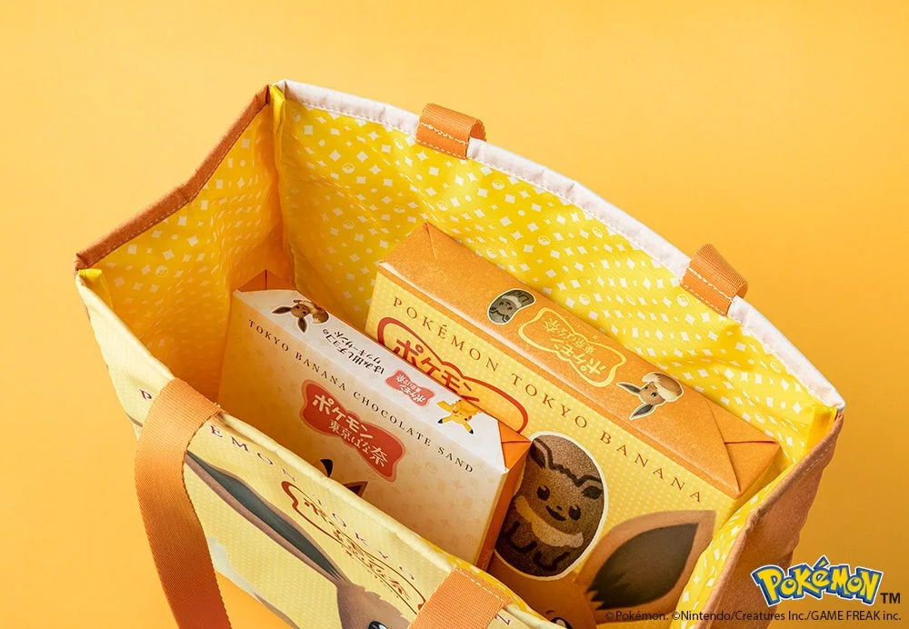 ポケモン東京ばな奈のトートバッグにイーブイ東京ばな奈とクッキーサンドが入った状態。