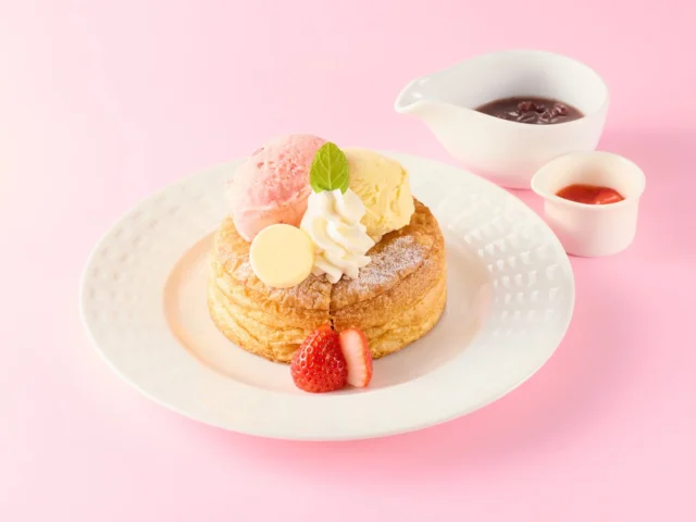 いちごのあんバターココッシュ、温かいあんことバター、いちご、バニラアイスが添えられたココッシュ