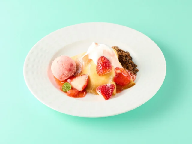 いちごのクレープ～ホイップ＆カスタード～、もちもちクレープにいちご、ホイップ、シャーベットをトッピング