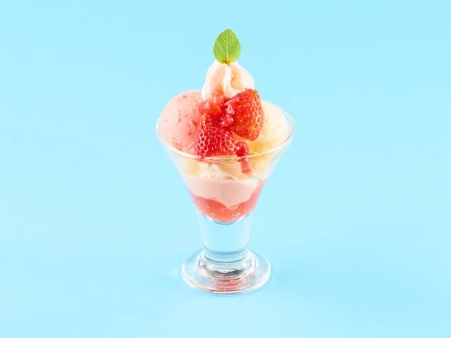 ミニ！いちごのパフェ、いちご、シャーベット、プリンが層になったミニデザート