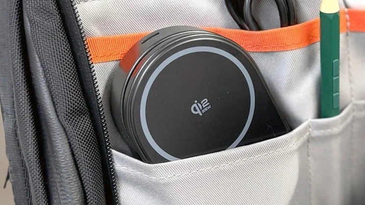 折りたたんだHACRAY 3in1充電スタンドをカバンに収納している様子