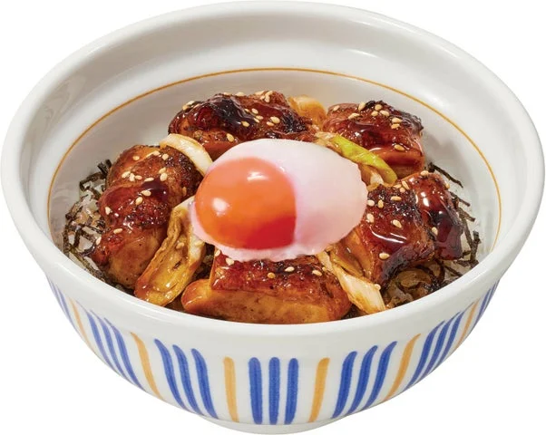 なか卯 温たま炭火焼き鳥丼の並盛。温泉たまごがトッピングされている。