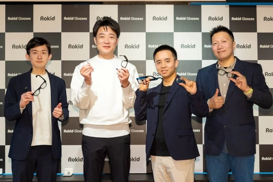 Rokid AIグラス日本戦略発表会に登壇した関係者たちが製品を持つ様子