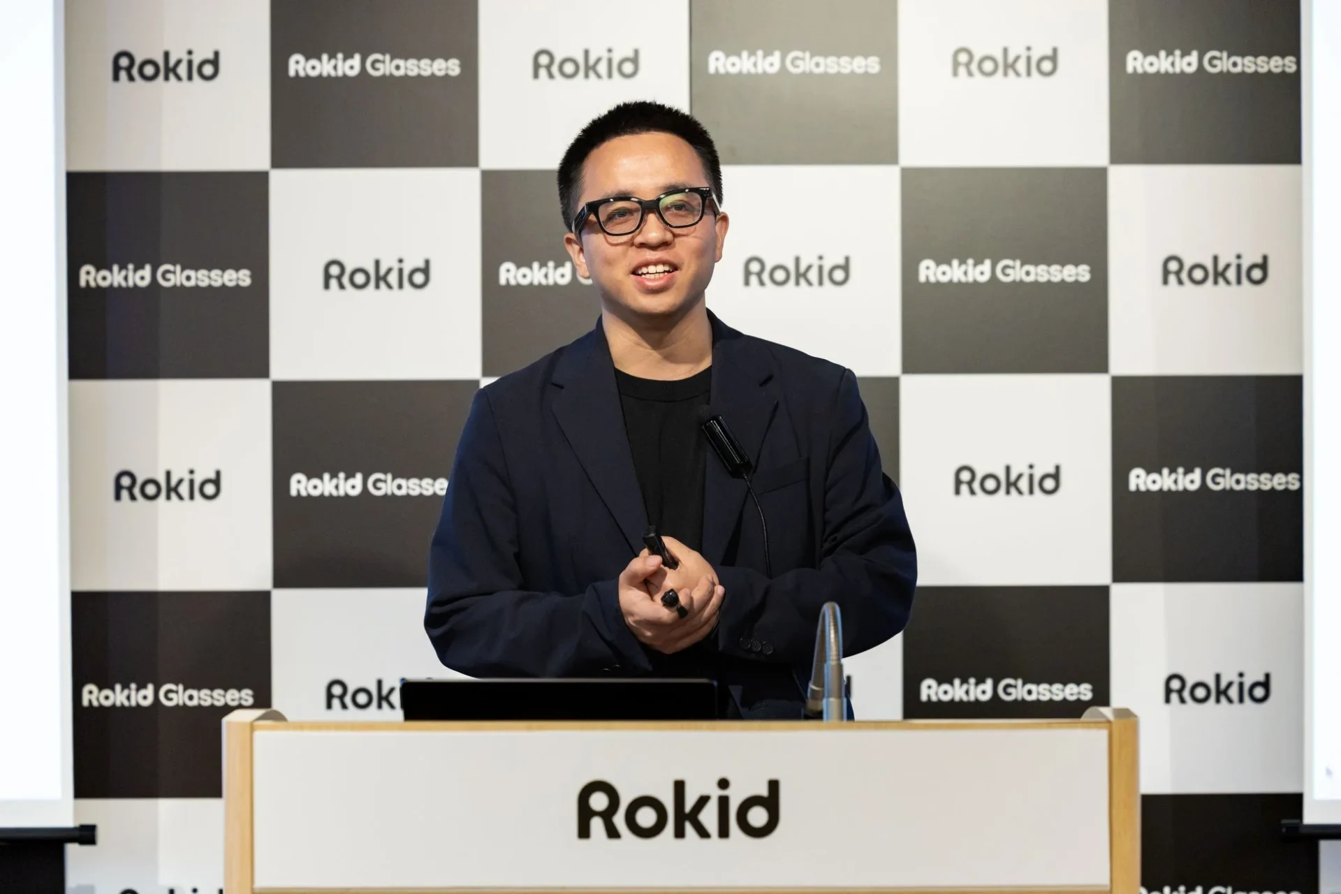 Rokid AIグラス新製品・日本戦略発表会でプレゼンテーションを行うフューチャーモデル株式会社 代表取締役社長 曲亮氏