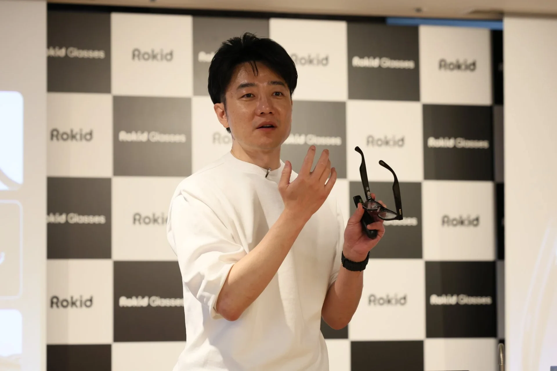 RokidスマートAIグラスの5つの特徴を説明するフューチャーモデル株式会社 代表取締役社長 曲亮氏