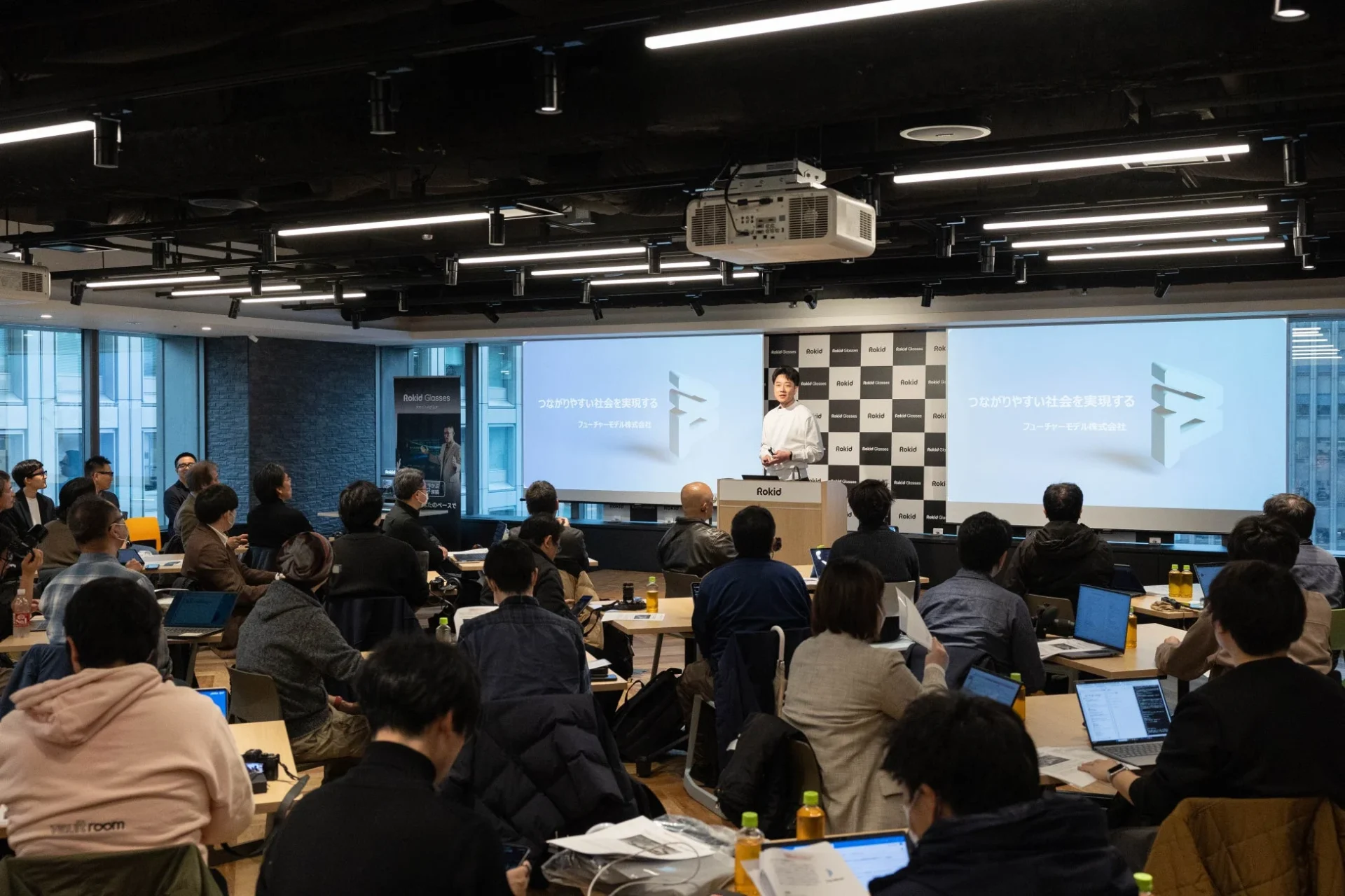 Rokid AIグラス新製品・日本戦略発表会の会場風景、多くの参加者が集まる様子