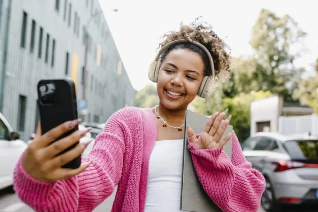 JBL Tune 530BTを装着しオンライン通話をする女性