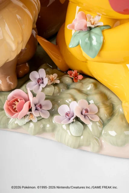 リヤドロのポーセリン作品「ピカチュウ & イーブイ」の繊細な花飾り