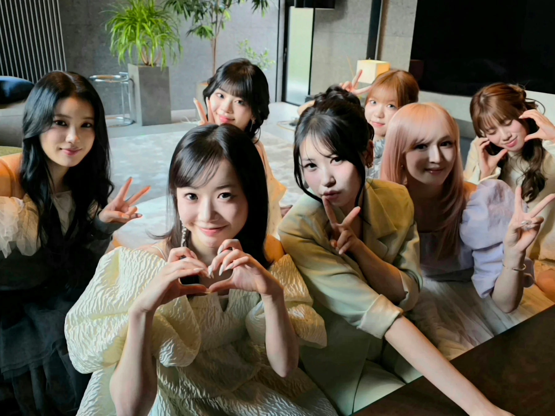 ヴィラのソファでくつろぐME:Iメンバーの集合写真