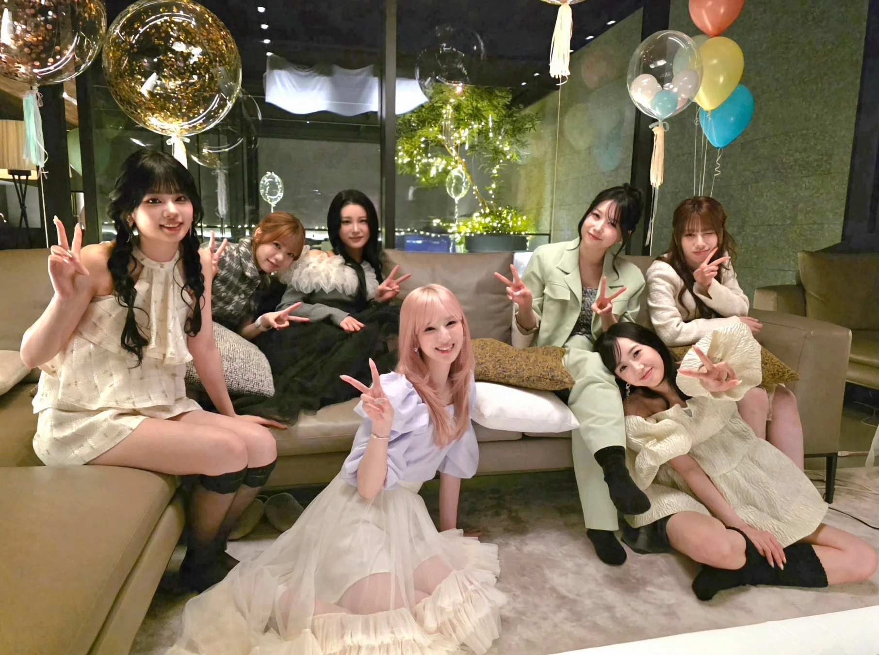 ヴィラのソファでリラックスするME:Iメンバーの集合写真