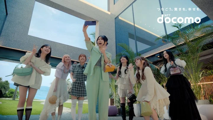 CMより、MOMONAがGalaxy S26 Ultraで動画撮影するME:Iメンバー