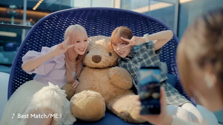 CMより、SUZUとTSUZUMIがクマのぬいぐるみと記念撮影