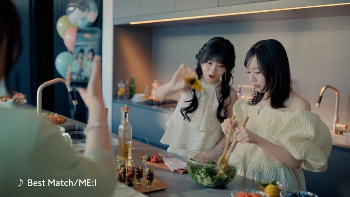 CMより、KEIKOとRINONがヴィラで料理を楽しむ様子