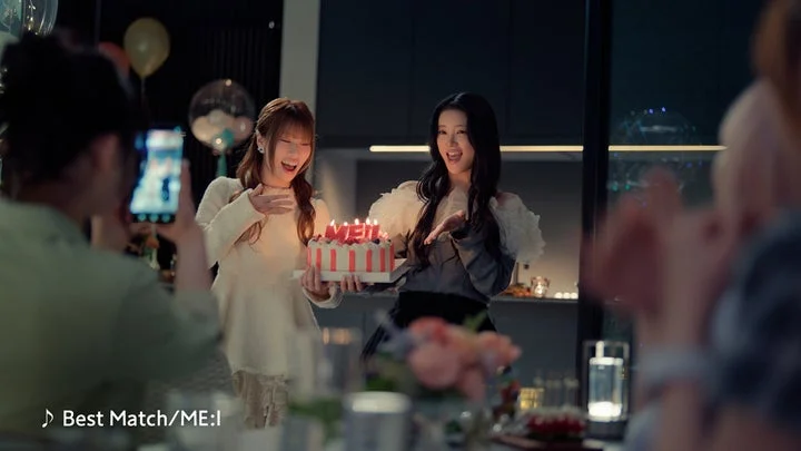 CMより、MIUとAYANEが「ME:I」ケーキを運ぶシーン