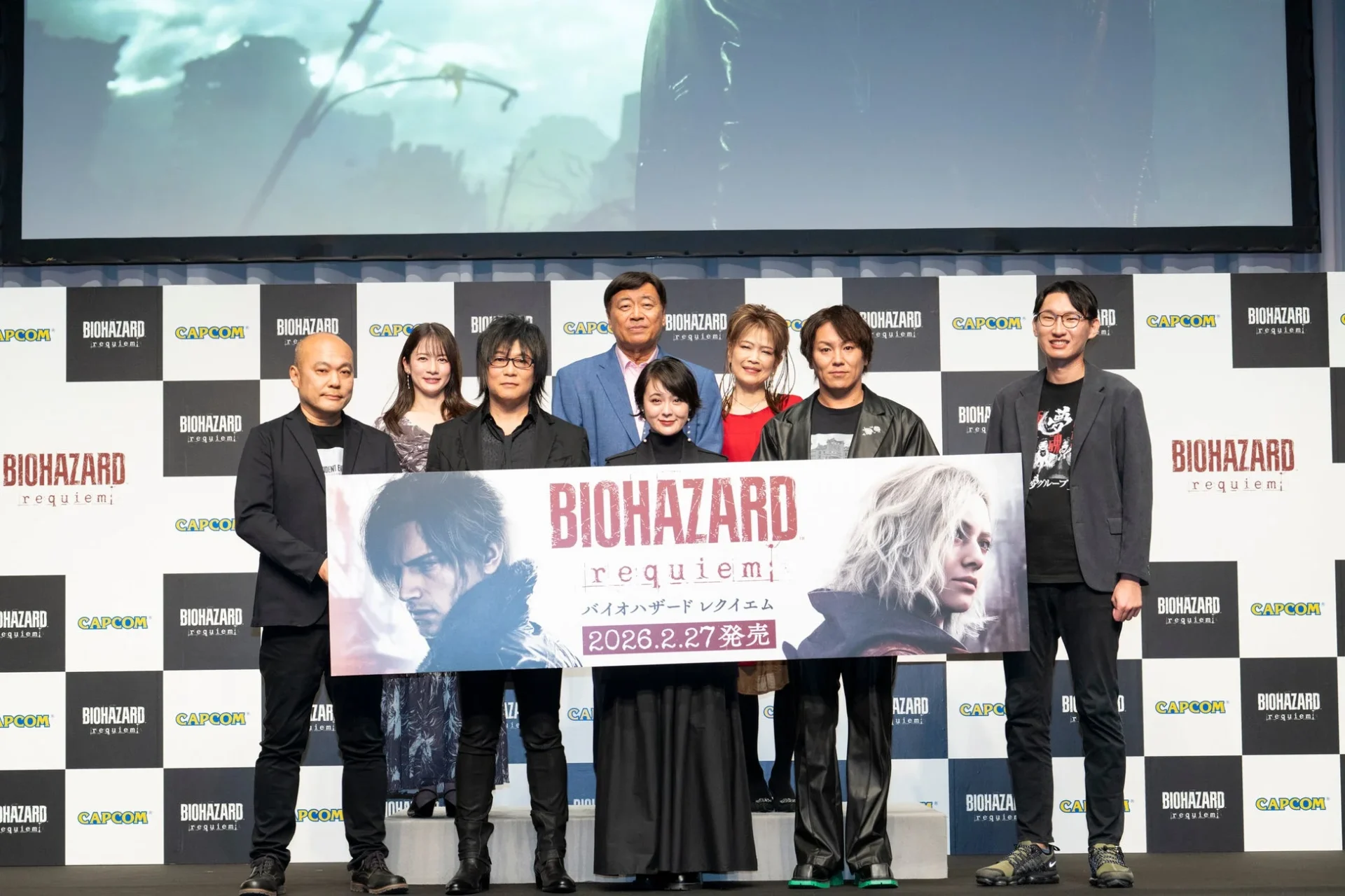 『バイオハザード レクイエム』完成披露発表会に登壇したゲストと開発陣の集合写真