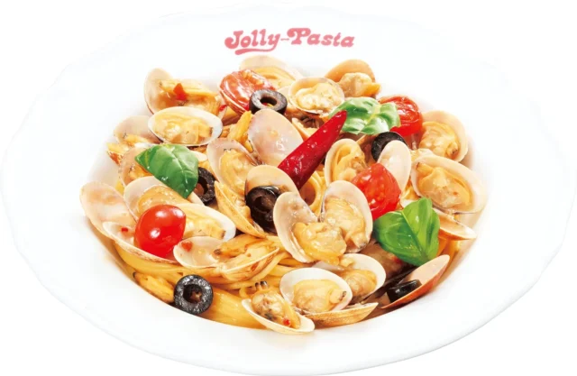 ジョリーパスタのグランドメニュー「ボンゴレビアンコ」で、アサリとミニトマト、オリーブが特徴的なパスタ