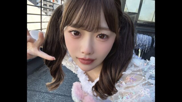 ツインテールが可愛い！　塩見きら、白のフリルドレスでキュートな一枚を公開