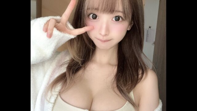 朝の元気をチャージ！　yami、ふんわりニット姿でコーヒータイムの自撮りを公開