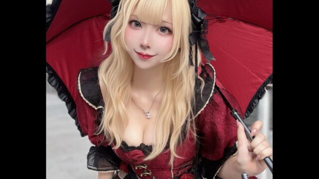 ゴシック美女に傘が似合う！　KURU、赤と黒の優雅なドレスで雨の日も魅力的