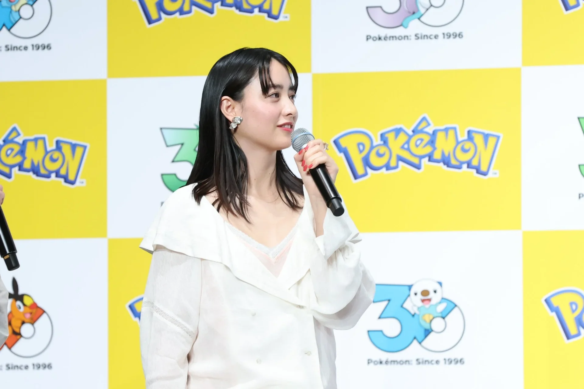 発表会でマイクを持って話す山本美月さん