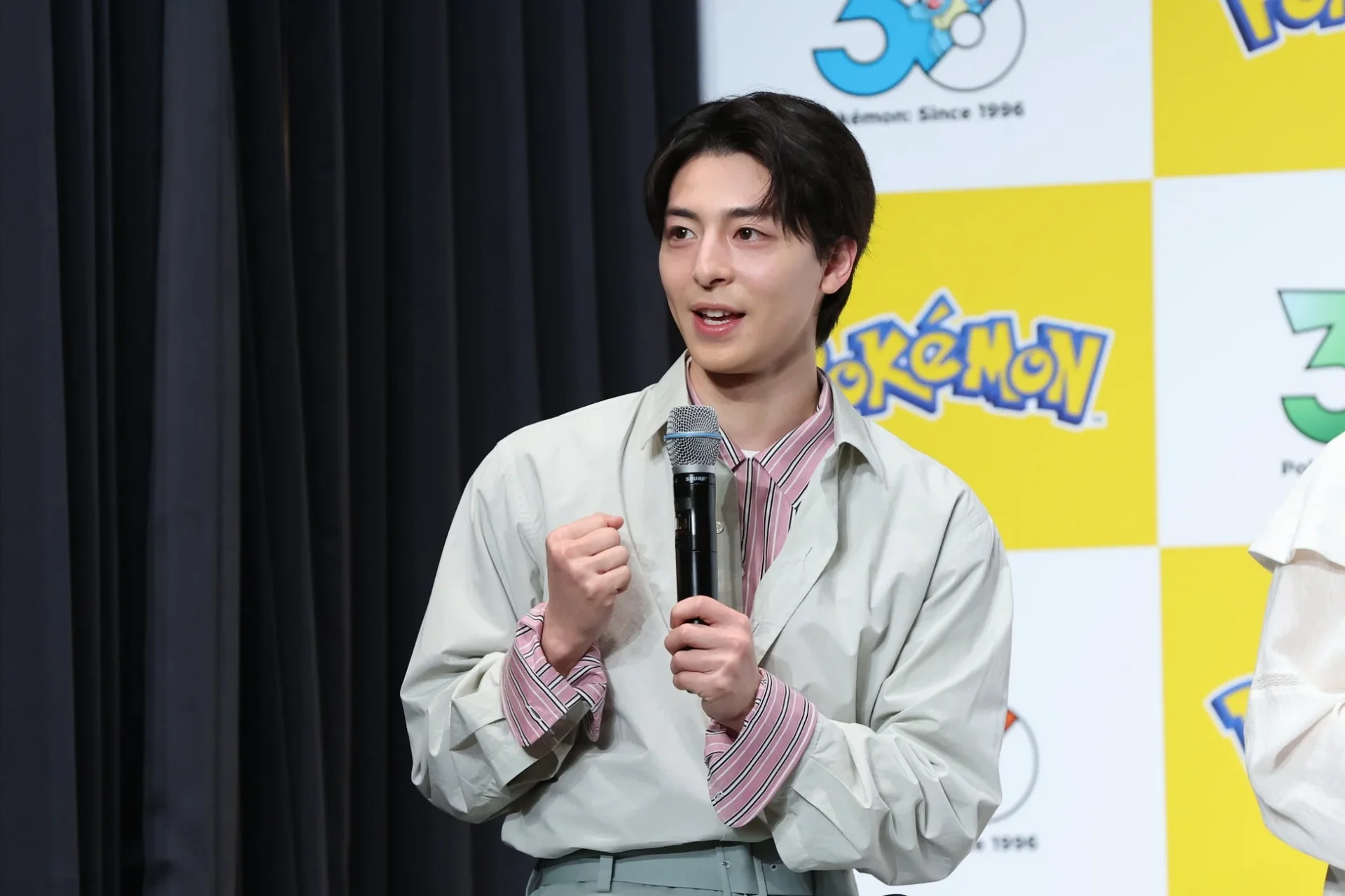 発表会でマイクを持って話す高杉真宙さん