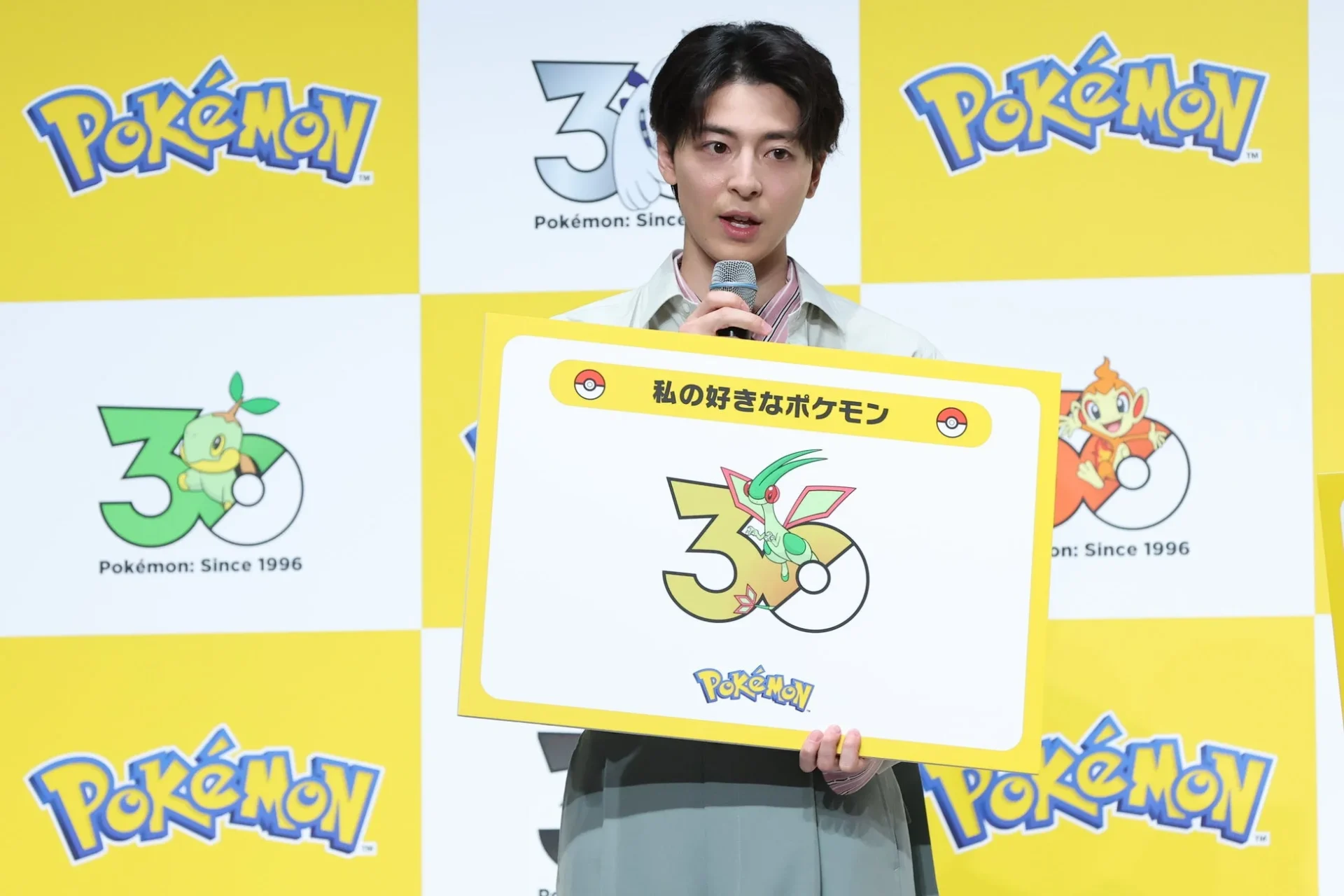 好きなポケモン「フライゴン」のボードを持つ高杉真宙さん