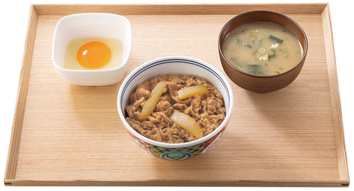 吉野家の朝牛セット、牛丼とみそ汁、生卵