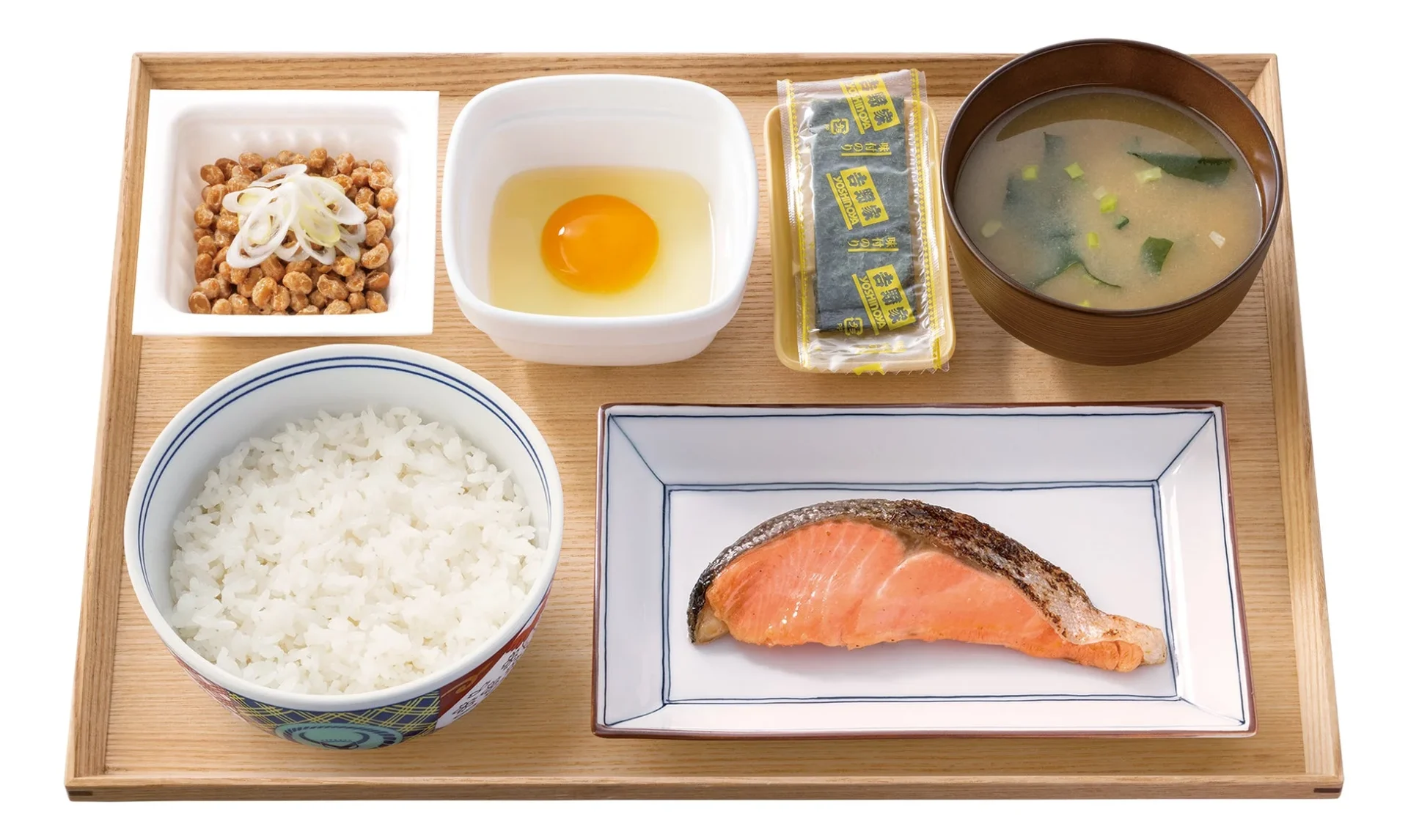 吉野家の焼魚定食（ご飯、みそ汁、焼鮭、納豆、生卵、海苔）