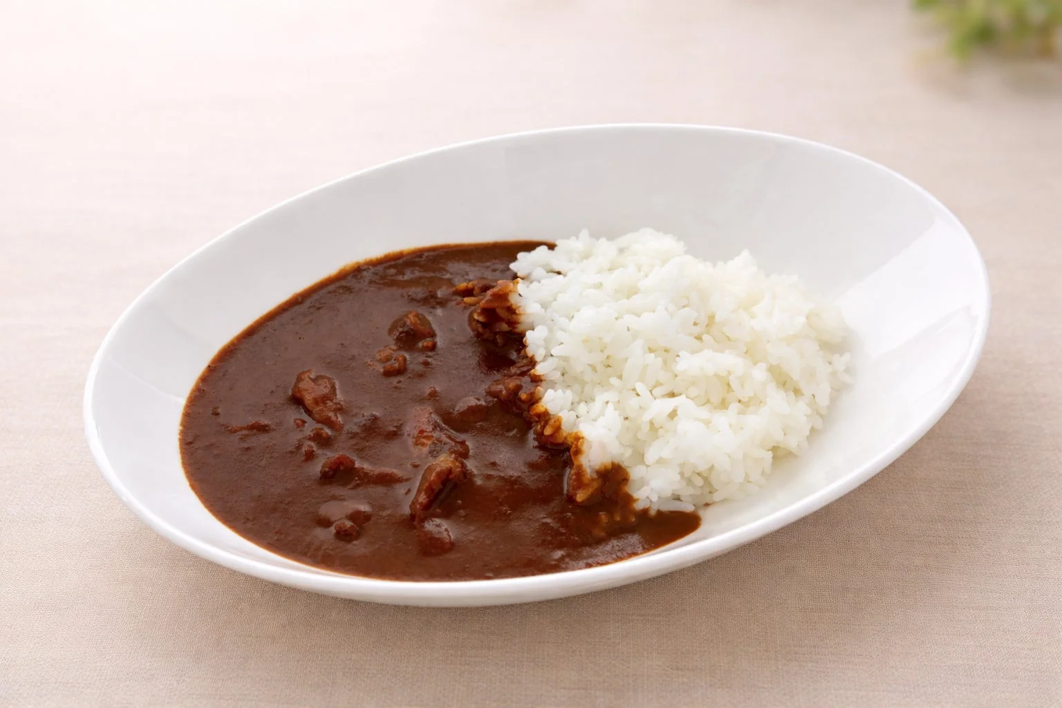 「クレーンゲーム達人の必勝カレー」の盛り付け例。ご飯とカレー。
