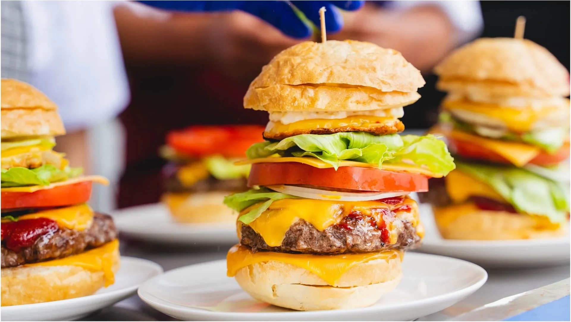 美味しそうなグルメバーガーが並べられた調理風景