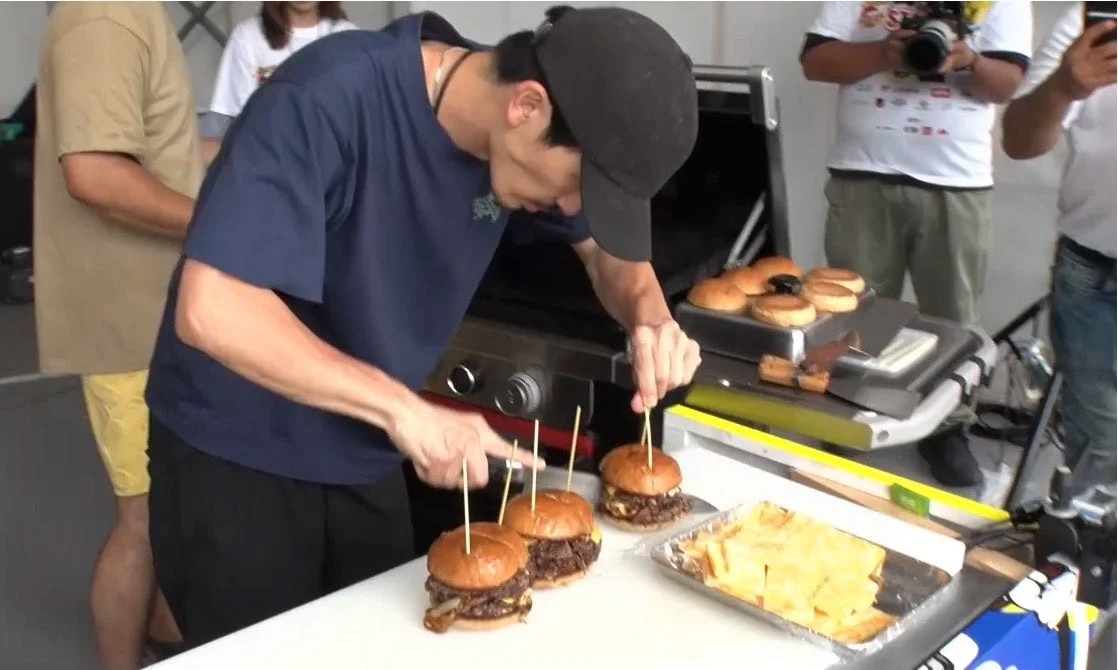 JAPAN BURGER CHAMPIONSHIPでシェフがハンバーガーを調理する様子