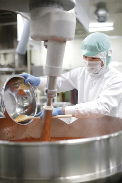 ピエトロ工場で手作業で調理する様子