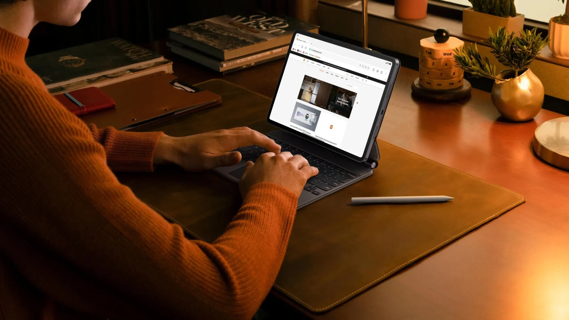 Xiaomi Pad 8とキーボードでPCのように作業するユーザー