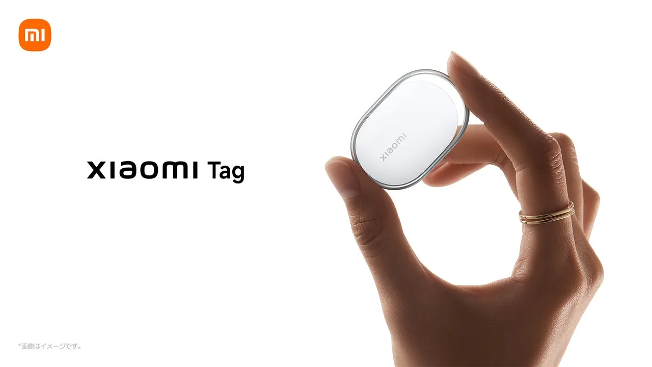 Xiaomi Tag製品画像。手に持たれたスマートタグとロゴ