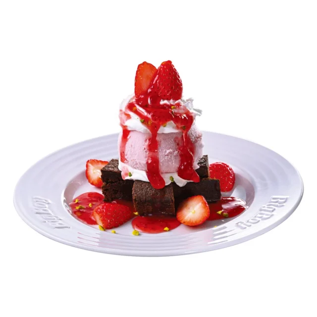 ビッグボーイの新作ストロベリーファッジサンデーのクローズアップ写真