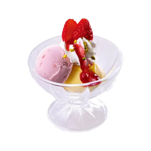 ストロベリーと2種類のアイスが楽しめるデザート