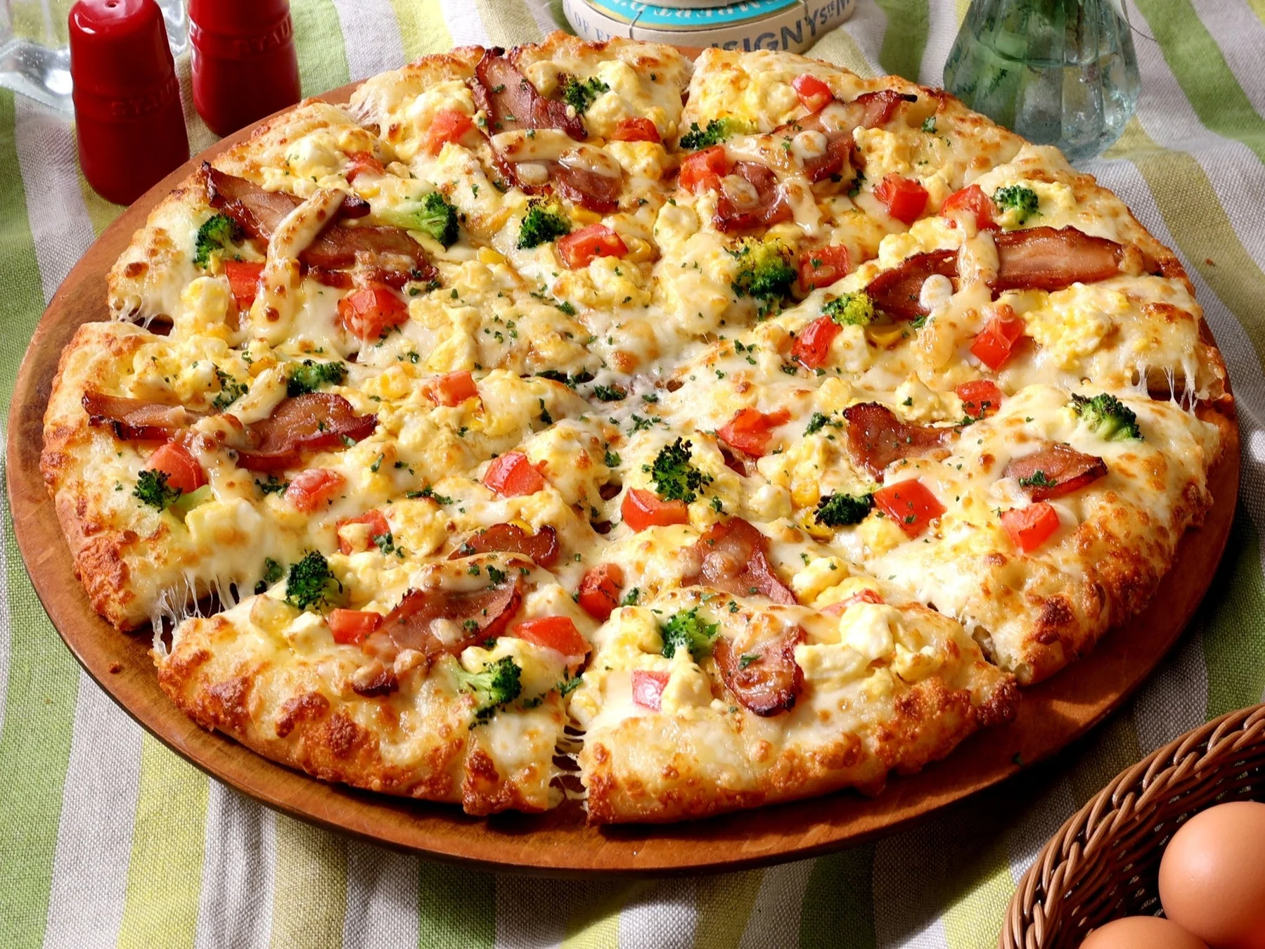 ピザーラ春の新作『テリチキエッグ』ピザ