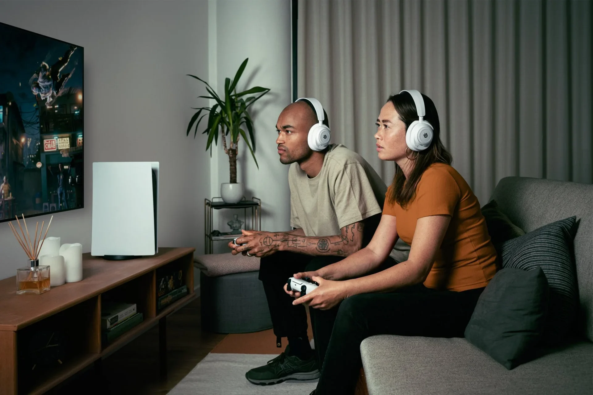 SteelSeriesゲーミングヘッドセットを装着してゲームを楽しむカップル