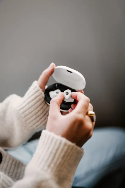 SteelSeries Arctis GameBudsイヤホンをケースから取り出す様子