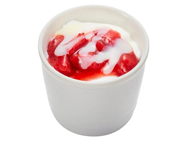 フレッシュないちごソースと練乳がたっぷりかかったかっぱ寿司の「いちご練乳の杏仁豆腐」