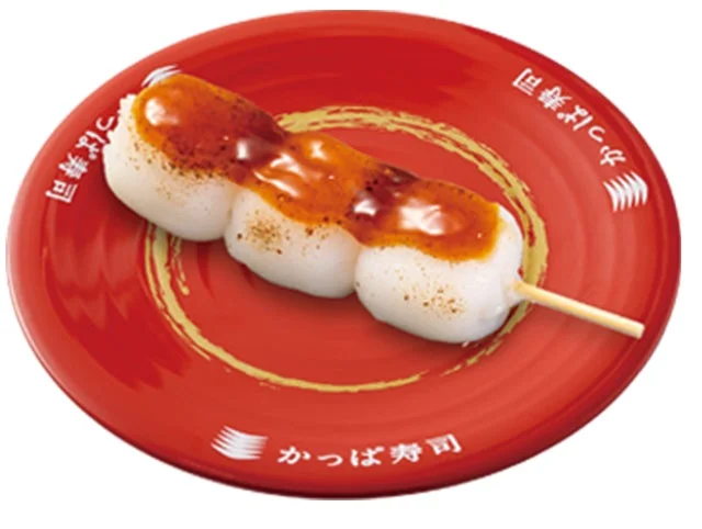 赤い皿に乗った、直火炙りの「ふわもち みたらし団子」